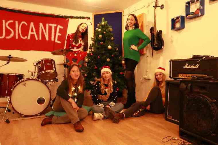  Božićni El bend predstavlja pjesmu 