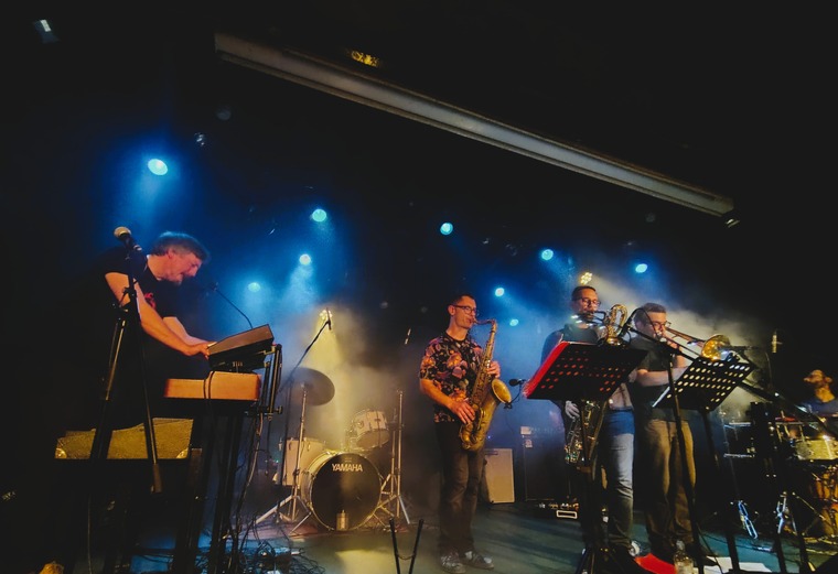 Chui kao „kolektivni heroj“ protiv vremena – Trijumf improvizacije u Močvari