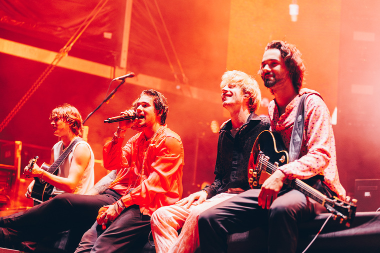 Joker Out u novom videospotu pozivaju u budućnost u kojoj se ljubav prenosi kablovima