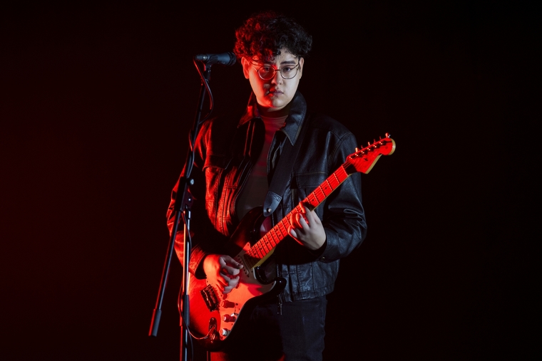 Mladi glazbenik u spotu pjeva i svira čak tri instrumenta: „S ljubavlju, ERIC“