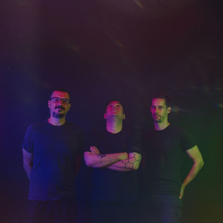 Stereosister u Močvari predstavlja hvaljeni debi album