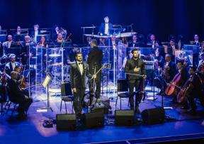 2CELLOS uz Kraljevsku filharmoniju u Londonu promovirali novi album 