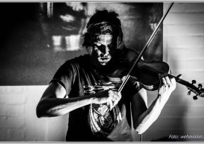 Solo grindcore na violini u klubu Močvara uz uz Joeyja Molinara