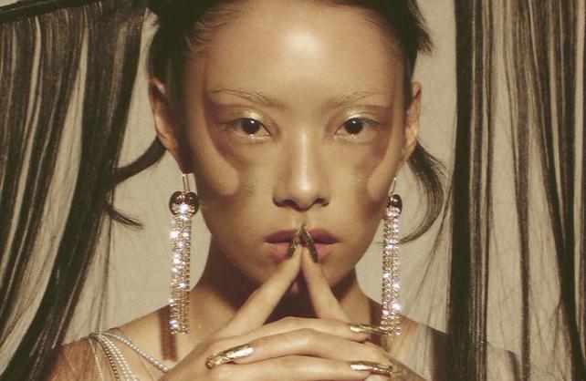 Rina Sawayama odaje počast svojim korijenima i zvuku s početka milenija na prvijencu “Sawayama”