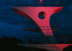 „Gledaj me“ – snažna poruka u novoj pjesmi Nike Turković