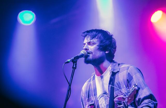 Chris Ian akustično na terasi Močvare