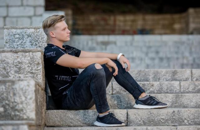 Dino - tek mu je 16 godina i spreman je osvojiti glazbenu scenu