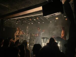 YĪN YĪN u rasprodanoj Močvari