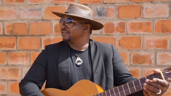 artist Samba Toure with guitar